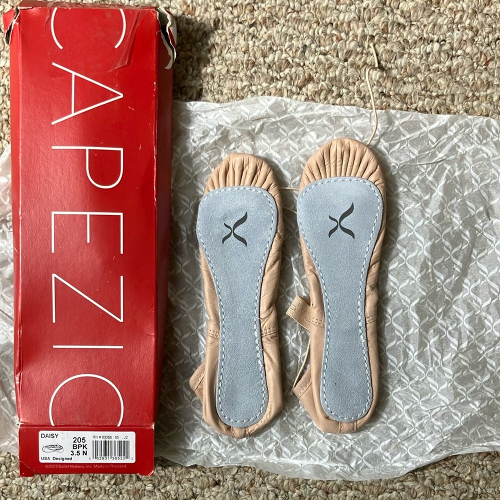 NWT Capezio Ballet Shoes girl’s in Beige pink sz 3.5 NARROW
